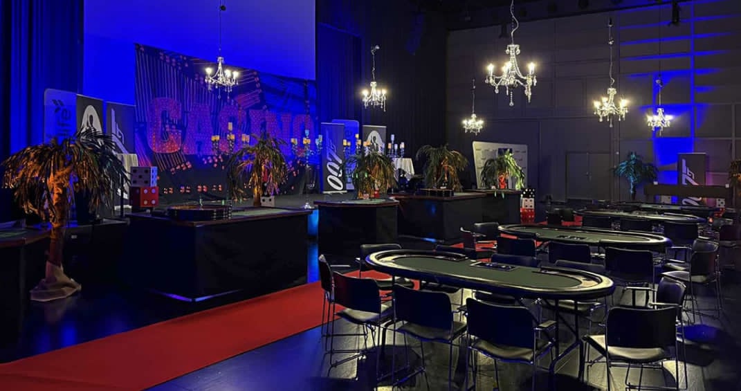 Stor sal med komplet casino-opsætning, scene og pokerborde